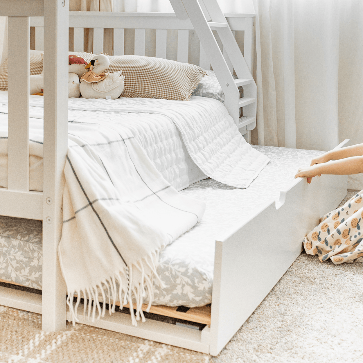 186231-002 : Bunk Beds Classic Twin over Full Bunk Bed with Trundle, White